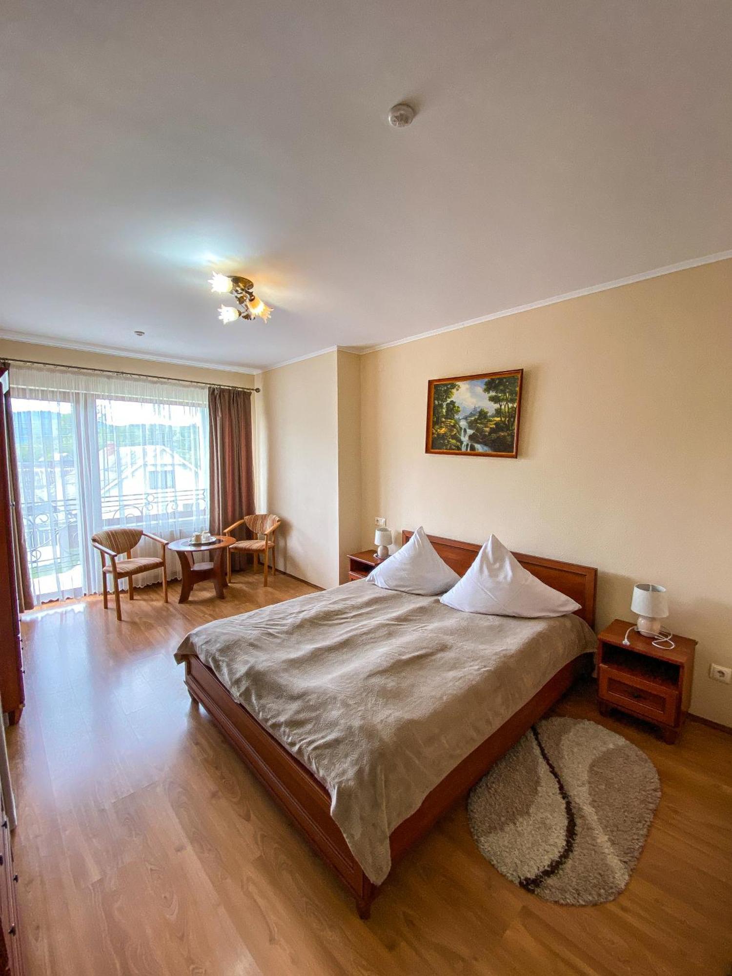 Pyate Koleso Hotel ลาเซชชินา ภายนอก รูปภาพ