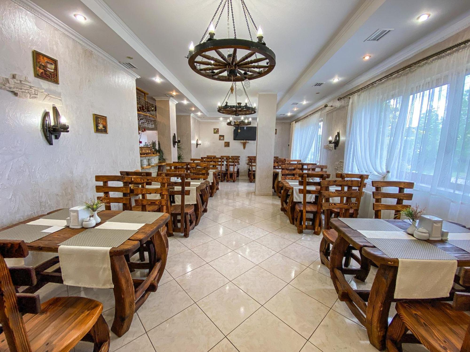 Pyate Koleso Hotel ลาเซชชินา ภายนอก รูปภาพ
